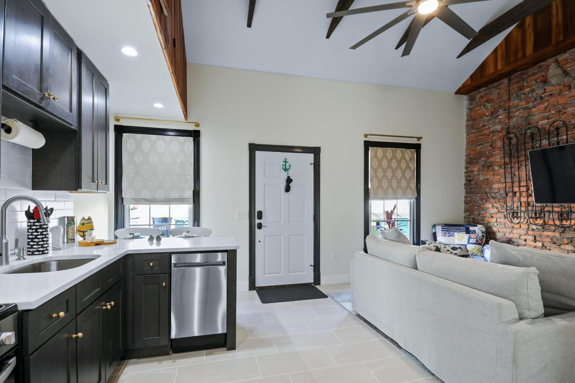 New! Historic 1bed/1bath Steps To River St! Apartamento